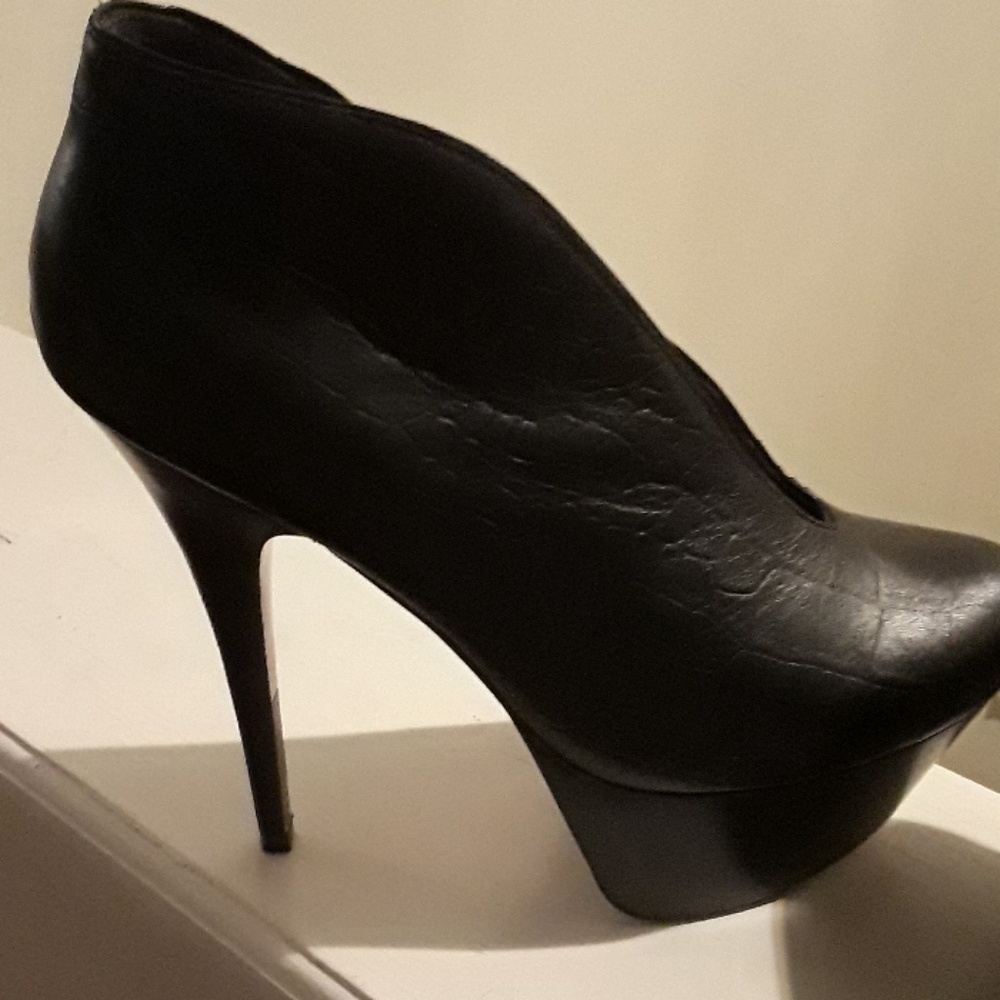 Shoes - Picture 3 of 4